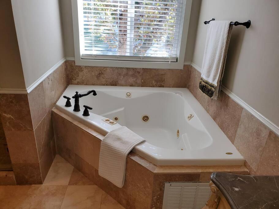 Sleeps16, Spacious Home, Close To Downtown, Beltline, And Walk To Restaurants, 75" Tv, 2 Person Jacuzzi, Ping Pong Atlanta Exteriér fotografie