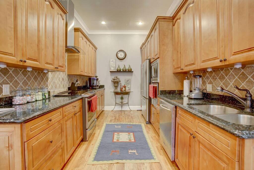 Sleeps16, Spacious Home, Close To Downtown, Beltline, And Walk To Restaurants, 75" Tv, 2 Person Jacuzzi, Ping Pong Atlanta Exteriér fotografie